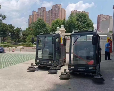 工廠(chǎng)車(chē)間應該選擇什么樣的掃地機