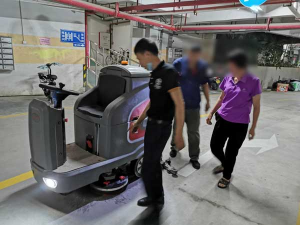 停車(chē)場(chǎng)用那種洗地機更合適