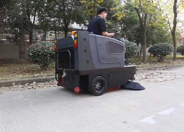 怎樣選擇小型電動(dòng)掃地車(chē)