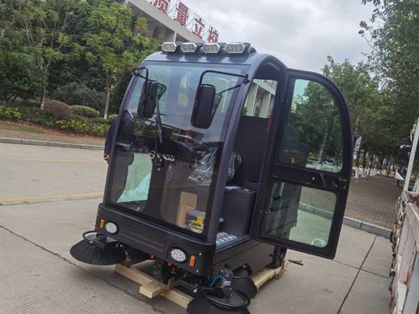 商場(chǎng)為何選擇駕駛式掃地機