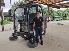 地面落葉交給揚子電動(dòng)掃地車(chē)