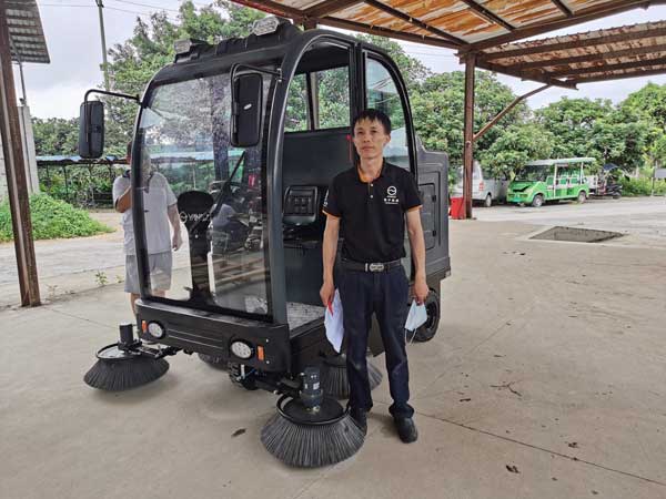 地面落葉交給揚子電動(dòng)掃地車(chē)